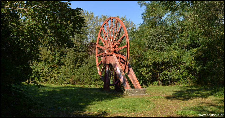 Seilscheibe vom Förderturm Schacht IV der Zeche Mathias Stinnes auf einer Lichtung am Gipfel