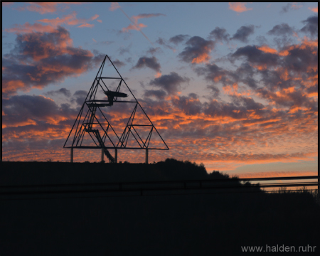 Blick von der Halde 22 auf den Tetraeder in Bottrop