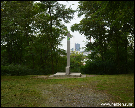 Beton-Stele markiert eine der "Essener Aussichten"