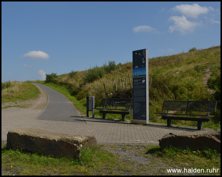 Informationsstelen und Bänke auf der Halde