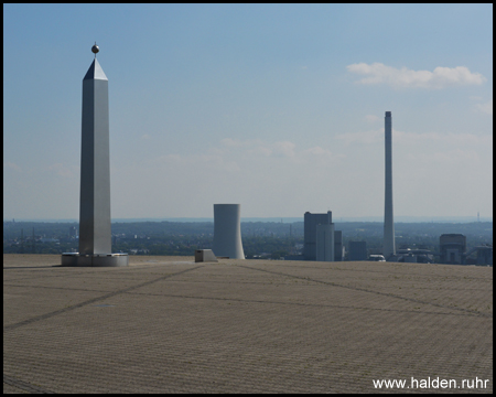 Obelisk auf Halde Hoheward mit Kraftwerk Herne-Baukau