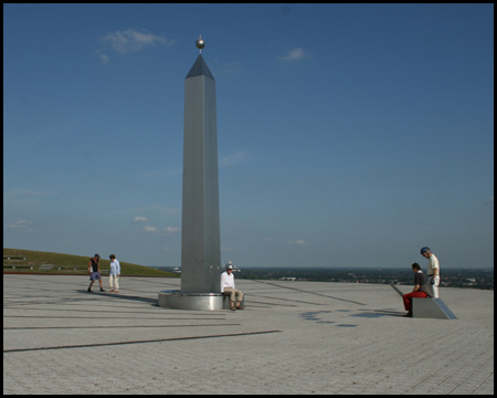 Obelisk als Schattenwerfer einer Sonnenuhr