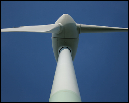 Windkraftanlage auf dem Gipfel der Halde