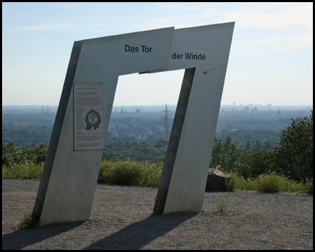 Tor der Winde, hinten rechts die Skyline von Essen