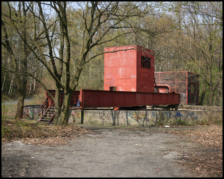 Kläranlage am Rande der Halde