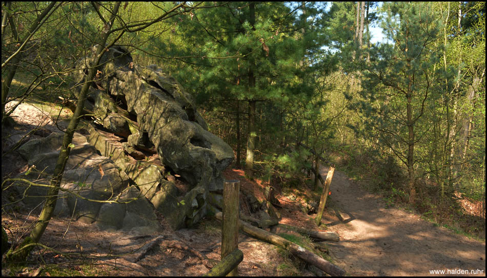 Am Wegesrand befindet sich links der Teufelsstein. Der Weg geht geradeaus daran vorbei