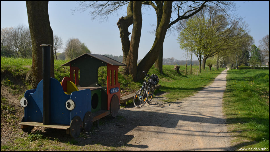 Rastplatz mit einer Spielzeug-Lok am Rande der Zechenbahn