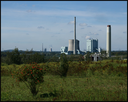 Blick auf das Gersteinwerk und Kraftwerk Bergkamen (hinten)