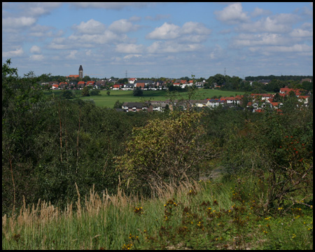 Pfarrkirche St. Stephanus in Bockum-Hövel im Hintergrund