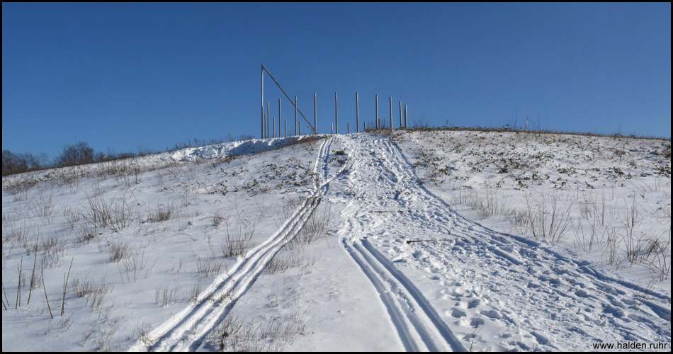 Die Sonnenuhr der Halde Schwerin im Schnee: Die westliche Treppe des Geokreuzes ist unter dem Schnee nur zu erahnen