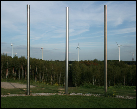 Neben der Halde stehen Windräder