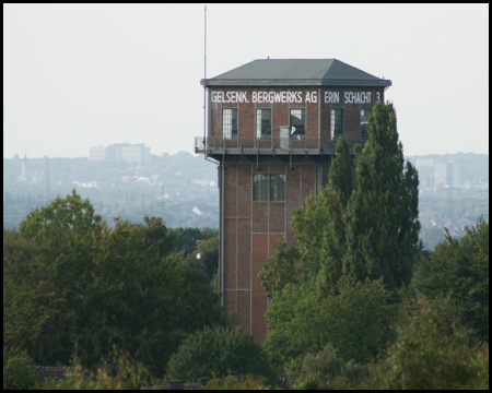 Hammerkopfturm der Zeche Erin Schacht 3 in der Nähe