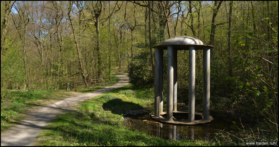 Wassertempel von Peter Strege am Nordrand der Halde