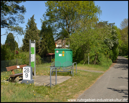 Haltestelle Damm bei Kilometer 28,9 mit Infotafel und Rastplatz