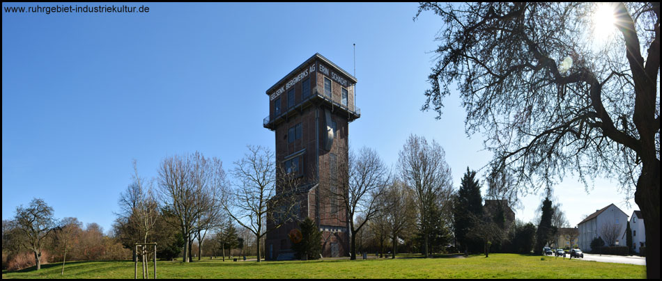 Hammerkopfturm der Zeche Erin über Schacht III – umgeben vom Keltischen Baumkreis