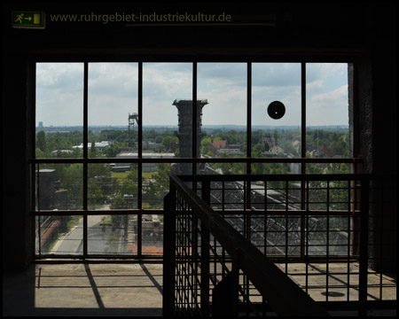 Großes Fenster mit Aussicht auf Kokerei und Zeche Hansa