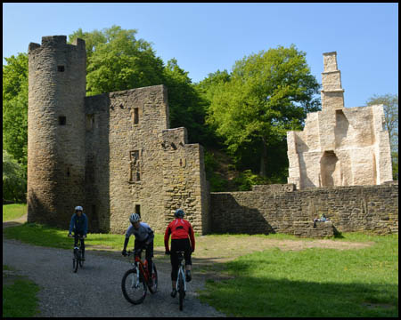 Ruine der Burg Hardenstein am Ufer der Ruhr