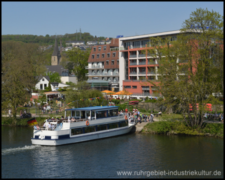 Fahrgastschiff MS Harkort an der Anlegestelle von Herdecke