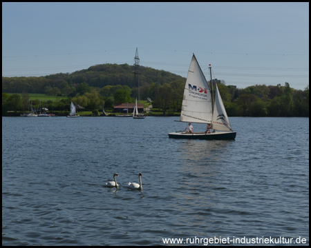 Segelboot vor dem herausragenden Kaisberg im Hintergrund