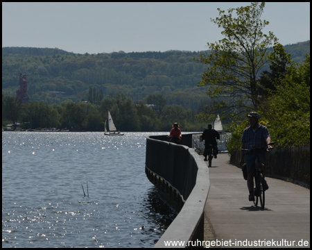 Radweg über dem Wasser und Sterne auf den kleinen Wellen