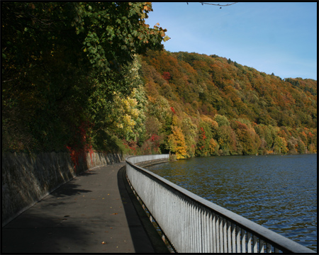 Rad- und Wanderweg direkt am Wasser bei Wetter