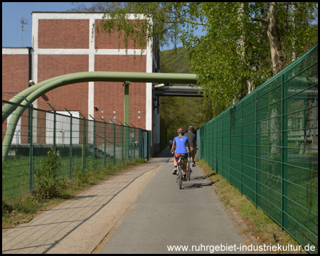 Der RuhrtalRadweg durchfährt die Kraftwerks-Anlagen von Cuno