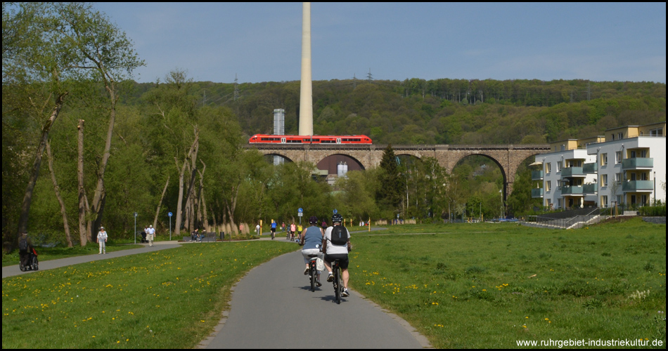 Steinernes Wahrzeichen der Stadt: Der Ruhrtal-Viadukt aus Ruhrsandstein mit einem Zug der Volmetal-Bahn