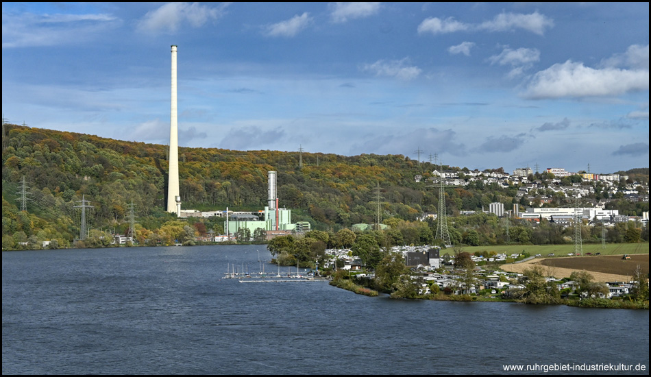 Blick über den Harkortsee mit dem markanten Kraftwerk mit Schornstein am Ufer