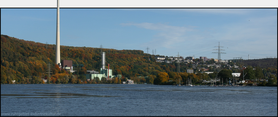 Panoramablick über den Harkortsee: Cuno-Kraftwerk, Yachthafen und Häuser von Herdecke