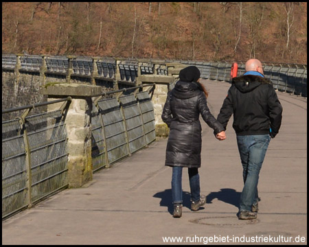 Fußweg auf der Krone der Haspertalsperre