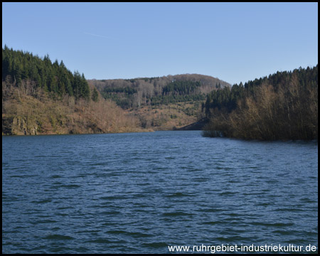 Blick von der Mitte der Staumauer auf den Stausee