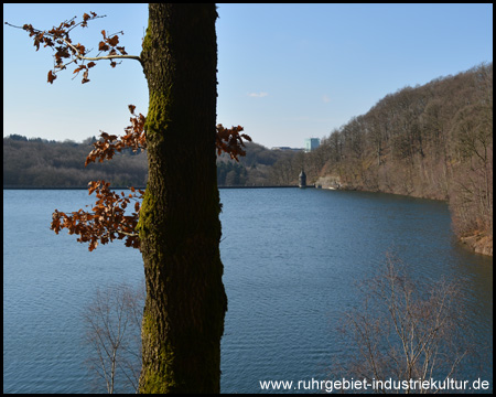 Blick zur Staumauer mit dem nördlichen Türmchen