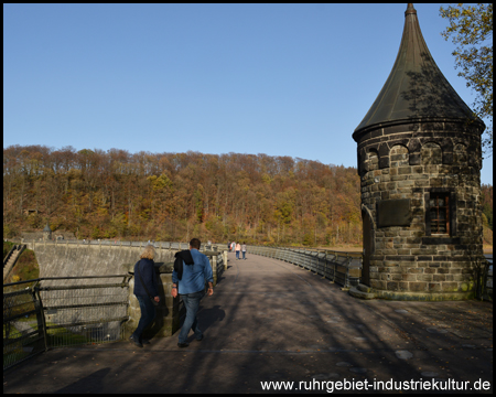 Mauerkrone der Hasper Talsperre mit typischem Rundturm