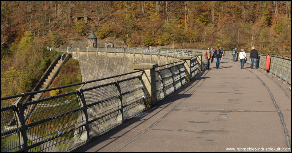 Blick über die Staumauer zum nördlichen Ende mit dem zweiten Rundturm und der Kaskadentreppe