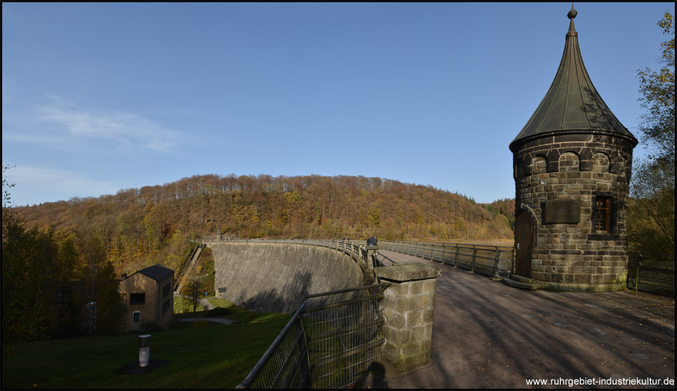 Panoramablick von einem Ende der Staumauer mit dem südlichen Türmchen