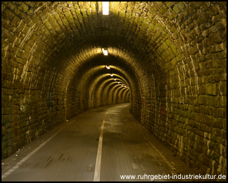 Im Tunnel mit leichter Rechtskurve