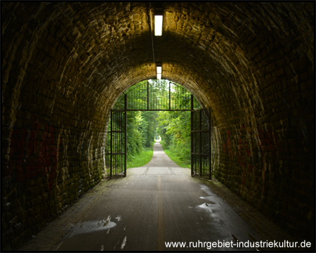 Blick aus dem Tunnel zum Ostportal und auf die Trasse draußen