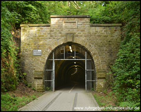 Östlicher Tunnelausgang mit Naturstein-Portal und Jahreszahl 1883