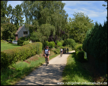 Bahntrassenradweg durch die Siedlung