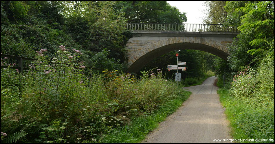 Brücke über dem alten Bahn-Abzweig bei Quellenburg und kurz vor dem Bahnhof Schee: Knotenpunkt 7 des Radreviers.Ruhr