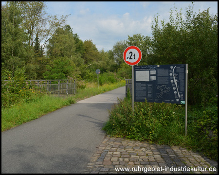 Informationstafel und Brücke