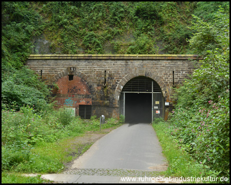 Nordportal des Schee-Tunnels mit zwei Tunnelröhren
