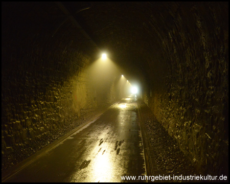 Im düsteren Schee-Tunnel