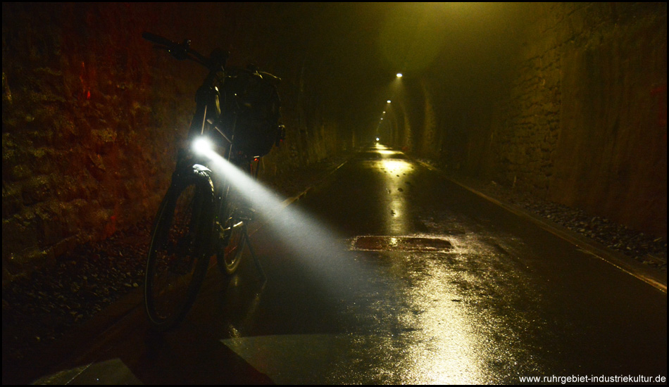 Nebel und Feuchtigkeit im Schee-Tunnel: Eigenes Licht am Fahrrad oder eine Taschenlampe für Fußgänger ist notwendig