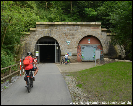 Südliches Tunnelportal an der Nordbahntrasse in Wuppertal