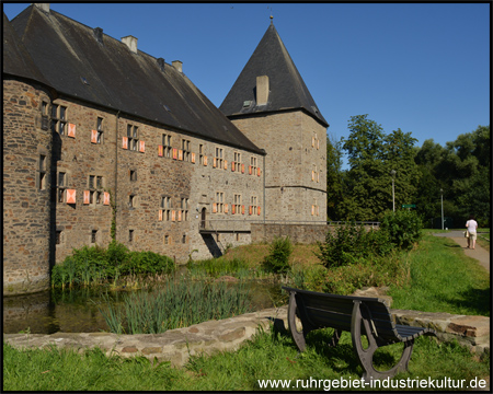 Ostseite des Herrenhauses mit dem größten Eckturm