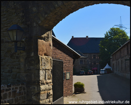 Blick durch das Schlosstor von der Straße aus