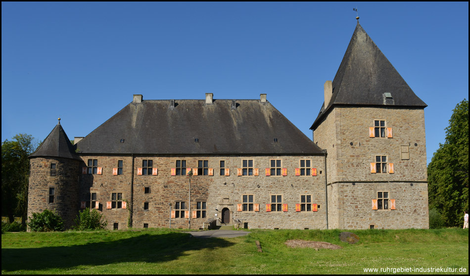 Prächtiges Herrenhaus mit dem großen und einem kleinen Eckturm