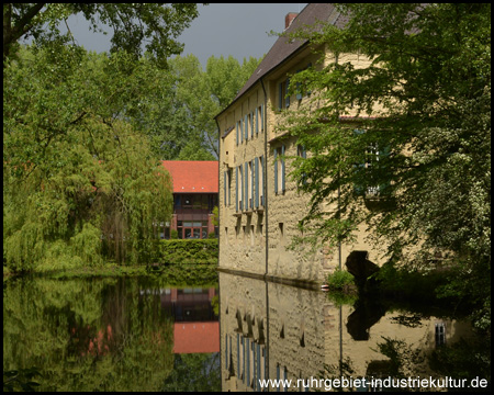 Blick über die Gräfte zum Herrenhaus