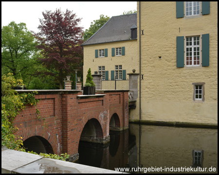 Brücke von der Vorburg zum gelben Herrenhaus